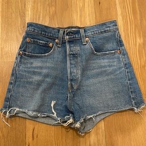 Levi’s rib cage Jean shorts